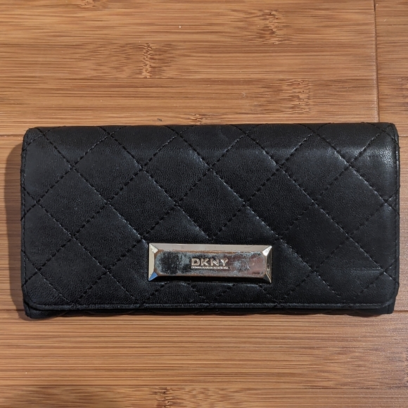 DKNY Black Clutch Quilted Leather Flap Wallet - Picture 1 of 11